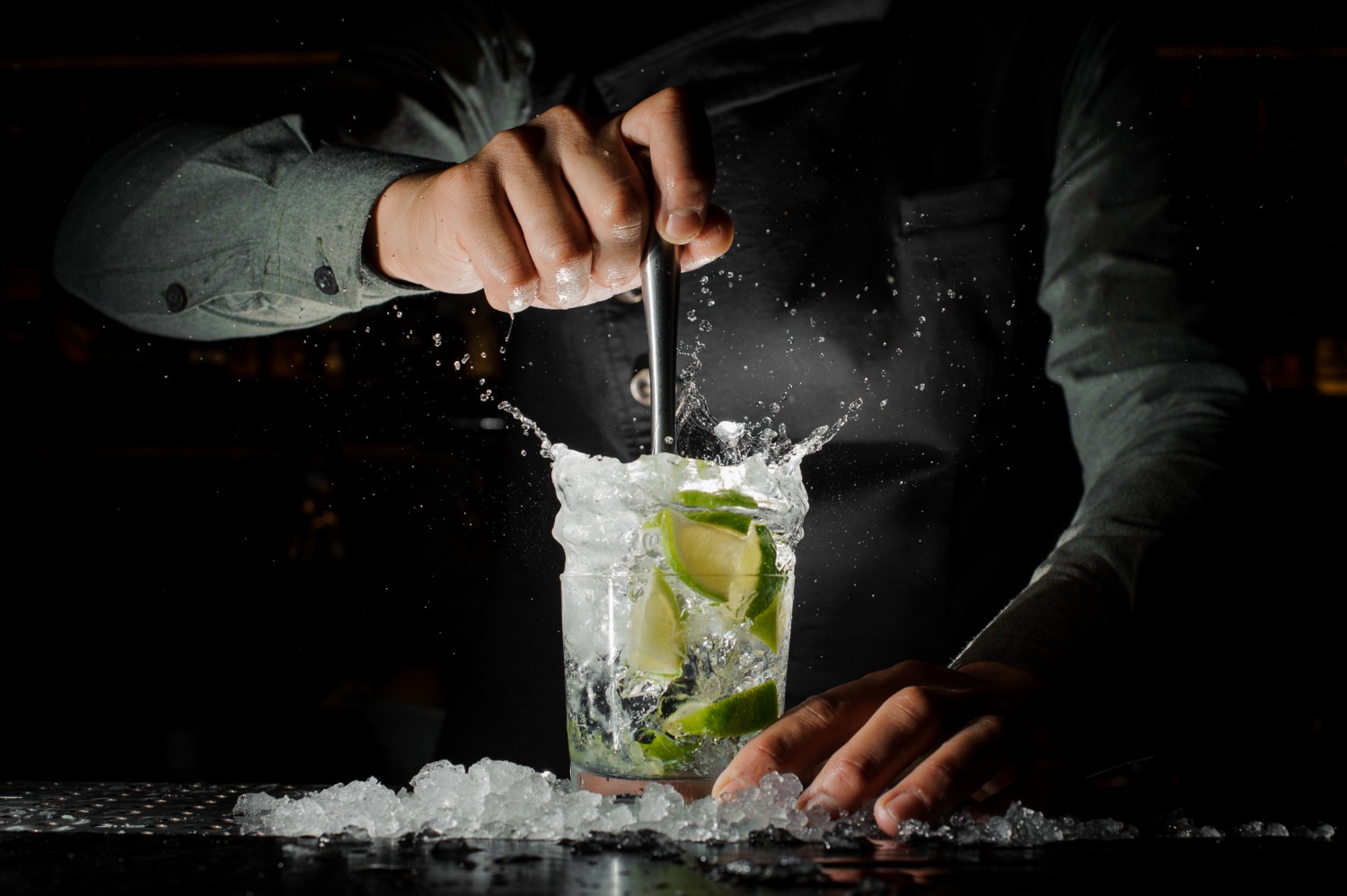 Bartender preparando una caipiriña